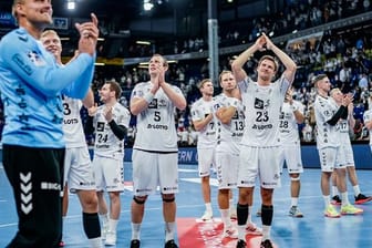Die Spieler des THW Kiel feiern den Sieg gegen HBW Balingen-Weilstetten.