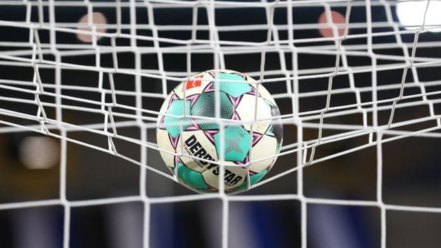 Ein Fußball liegt vor der Partie im Netz