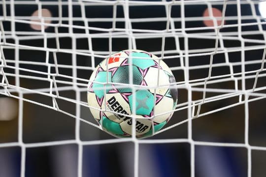 Ein Fußball liegt vor der Partie im Netz