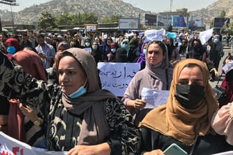 Afghanische Frauen bei einer Demonstration in Kabul: Weitere Proteste haben die Taliban vorerst untersagt.