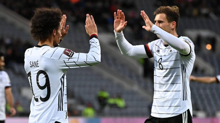Leroy Sané: Leon Goretzka (r.) gratuliert dem Torschützen zum 3:0 fürs DFB-Team.