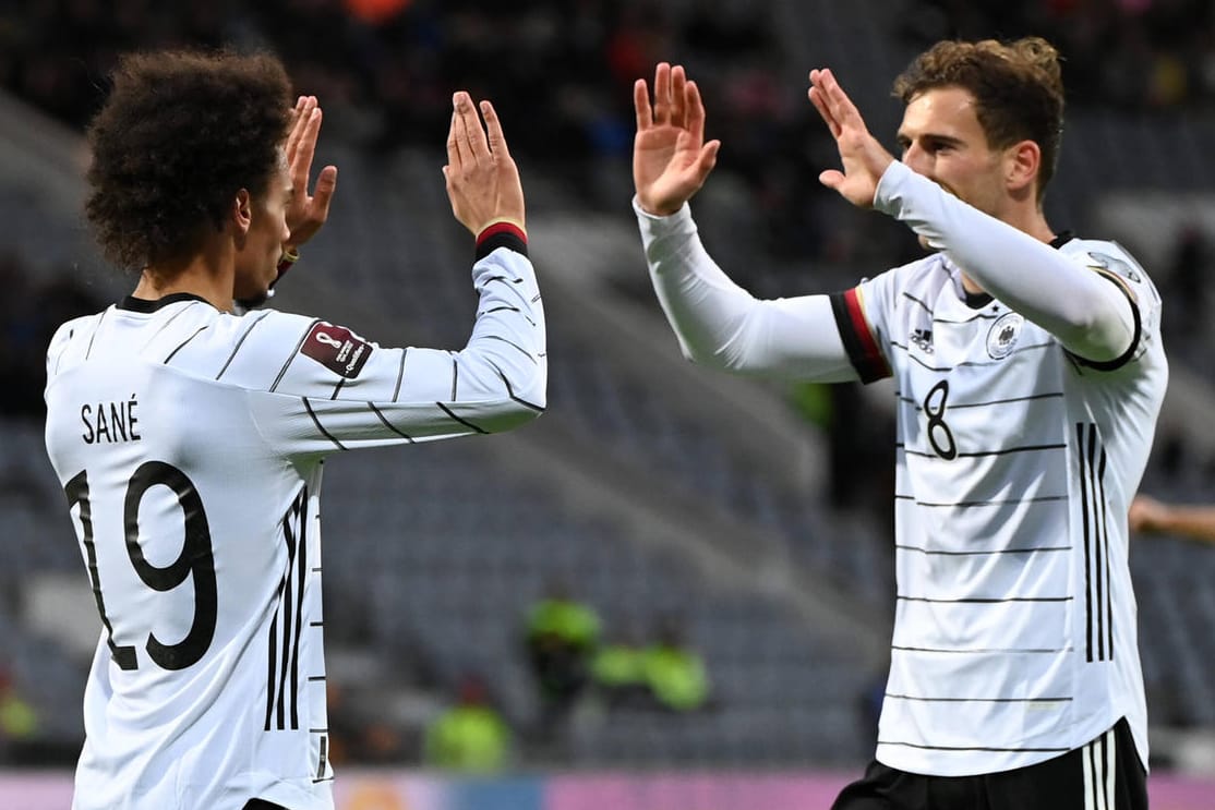 Leroy Sané: Leon Goretzka (r.) gratuliert dem Torschützen zum 3:0 fürs DFB-Team.