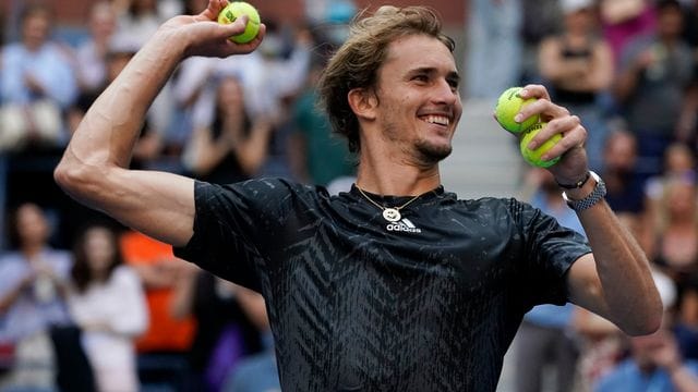 Alexander Zverev wirft nach seinem Viertelfinalsieg bei den US Open Tennisbälle ins Publikum. Alexander Zverev wirft nach seinem Viertelfinalsieg bei den US Open Tennisbälle ins Publikum.