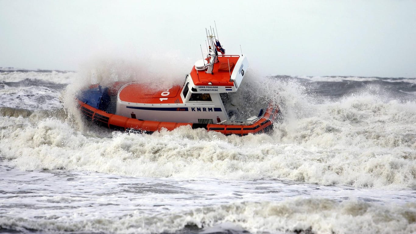 Ein Rettungsboot der niederländischen Küstenwache (Symbolbild): Eine Schwimmerin wurde vor Den Haag aus dem Meer gerettet.