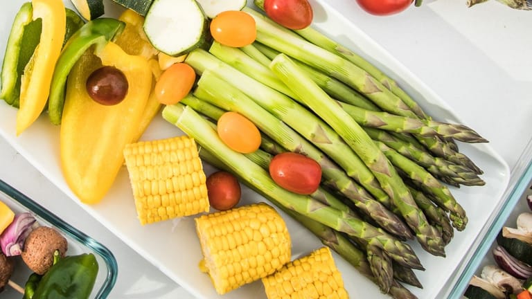 Knoblauch allein kann es nicht richten: Für die Gesundheit ist allgemein eine ausgewogene Ernährung mit viel Gemüse und Obst empfehlenswert.