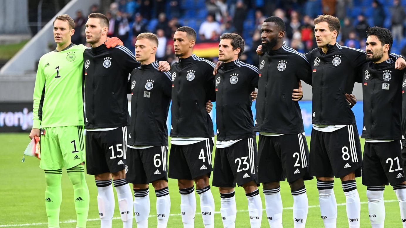 Die DFB-Elf um Kapitän Manuel Neuer (links) musste auf ihrem Weg von Reykjavik eine Zwischenlandung einlegen. Die DFB-Elf um Kapitän Manuel Neuer (links) musste auf ihrem Weg von Reykjavik eine Zwischenlandung einlegen.