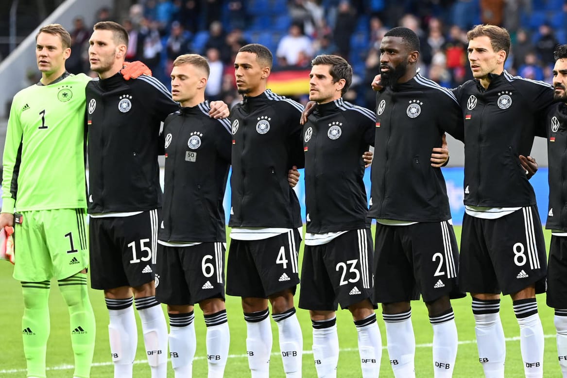 Die DFB-Elf um Kapitän Manuel Neuer (links) musste auf ihrem Weg von Reykjavik eine Zwischenlandung einlegen.