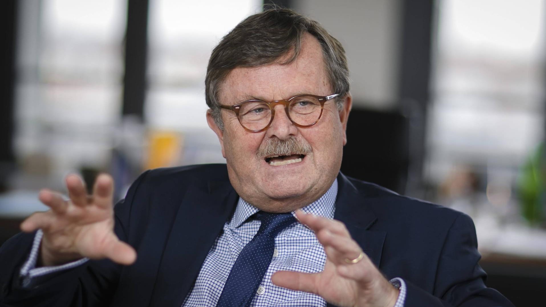 Frank Ulrich Montgomery: Er fordert die bundesweite Einführung der 2G-Regel. Frank Ulrich Montgomery: Er fordert die bundesweite Einführung der 2G-Regel.
