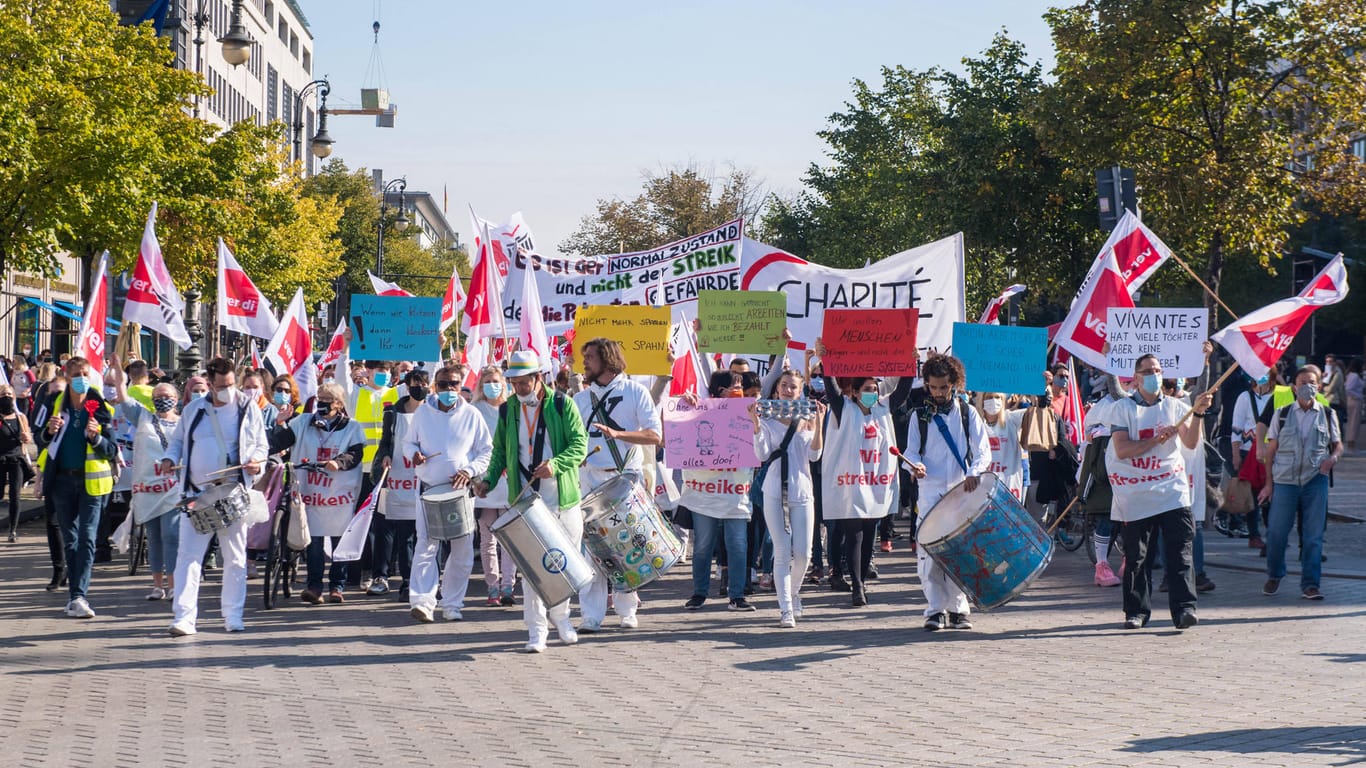 Beschäftigte von Charité und Vivantes demonstrieren in Berlin (Archivbild): Es gebe nach wie vor keine Notdienstvereinbarung mit den beiden Einrichtungen.