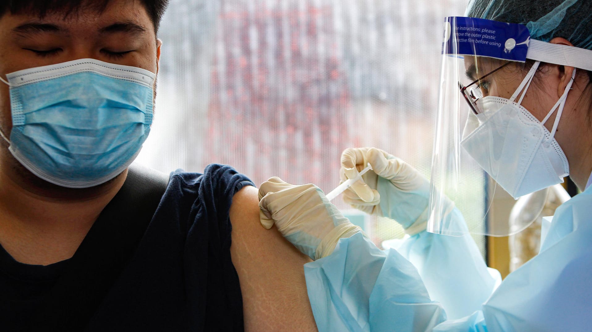 Mann erhält Impfung: Die EMA hat eine seltene Nebenwirkung nach einer Impfung mit Astrazeneca hinzugefügt. Mann erhält Impfung: Die EMA hat eine seltene Nebenwirkung nach einer Impfung mit Astrazeneca hinzugefügt.