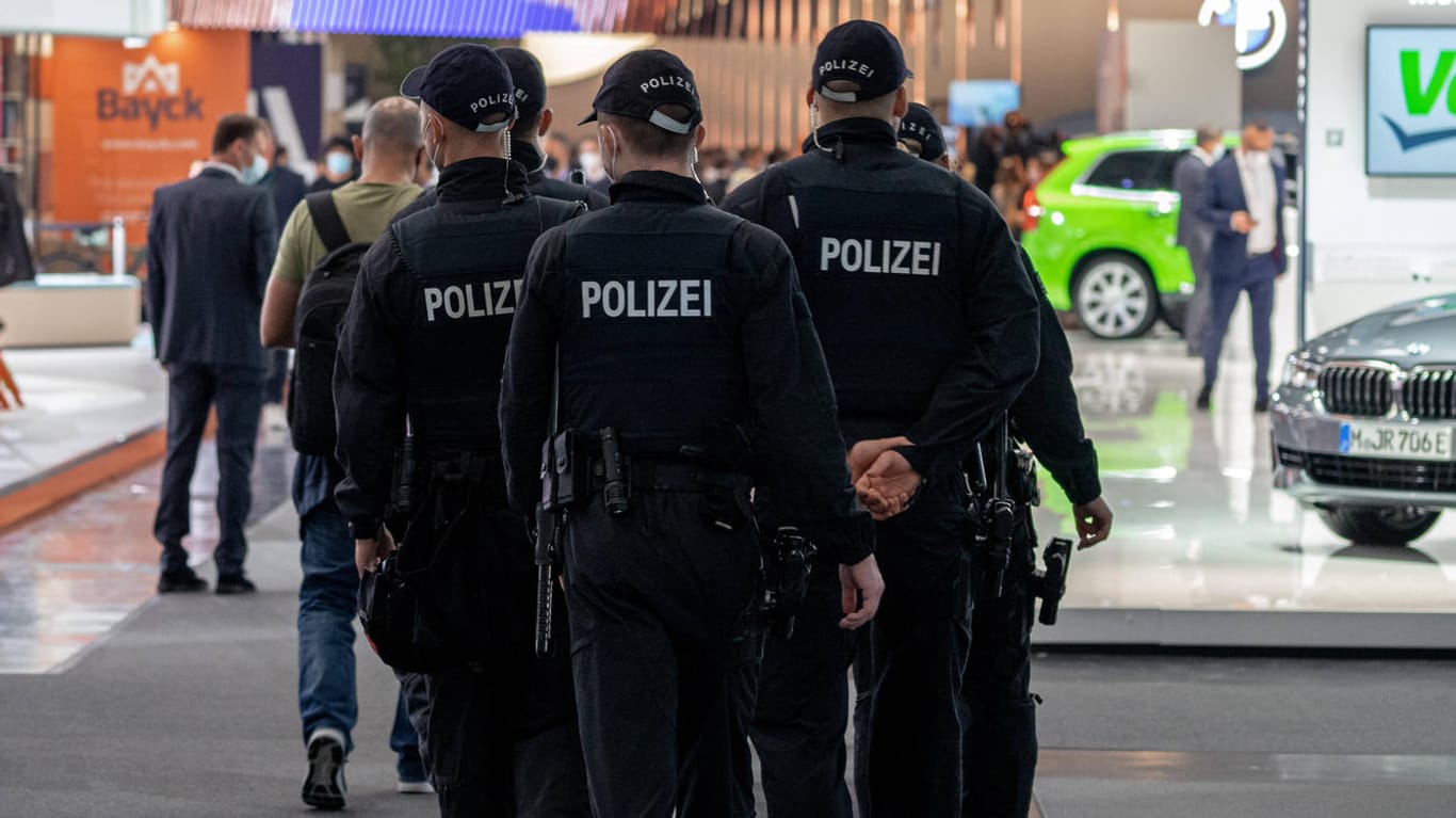 Polizeistreife bei der IAA in München (Archivbild): Beamte sind auf Aktivisten an der U-Bahnstation Odeonsplatz aufeinandergetroffen.