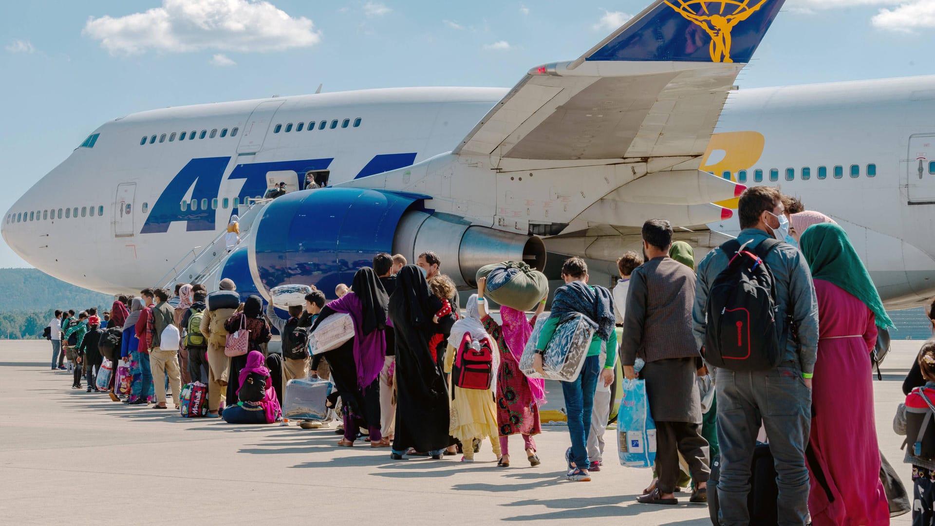 Schlange vor einem Flugzeug am Flughafen Kabul: 200 Menschen könnten nun doch noch ausreisen.