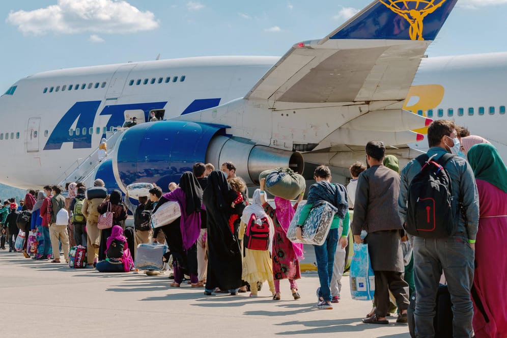Schlange vor einem Flugzeug am Flughafen Kabul: 200 Menschen könnten nun doch noch ausreisen.