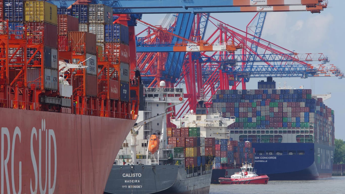 Containerschiffe im Hamburger Hafen: Unternehmen beklagen Lieferengpässe und Materialmangel.