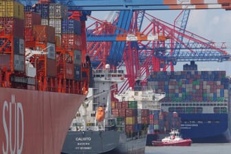 Containerschiffe im Hamburger Hafen: Unternehmen beklagen Lieferengpässe und Materialmangel.