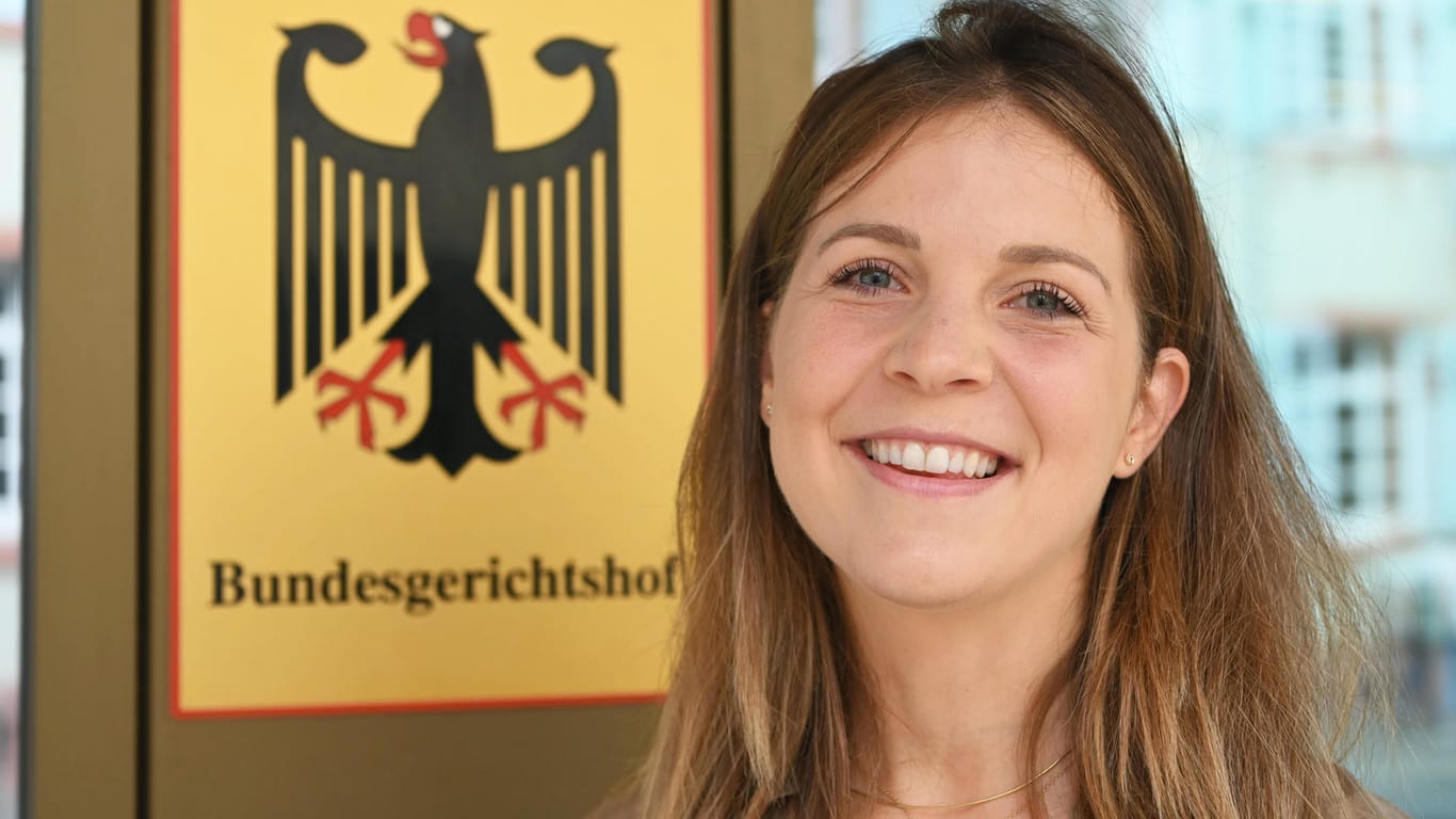 Baden-Württemberg, Karlsruhe: Die Influencerin Luisa-Maxime Huss lächelt vor dem Bundesgerichtshof (BGH).