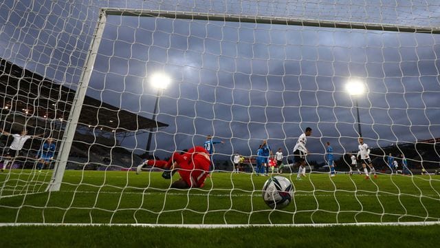 Der Ball liegt nach dem Schuss von Leroy Sané (nicht im Bild) zum 0:3 im Tor von Islands Torwart Torwart Hannes Halldorsson (l).