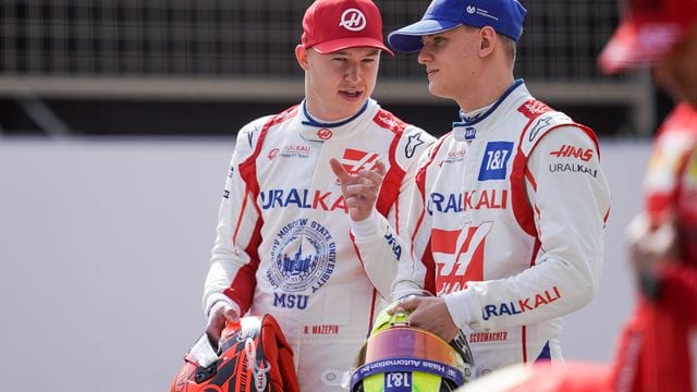 Nikita Masepin (l) und Mick Schumacher sind Formel-1-Teamkollegen beim Haas-Team. Nikita Masepin (l) und Mick Schumacher sind Formel-1-Teamkollegen beim Haas-Team.