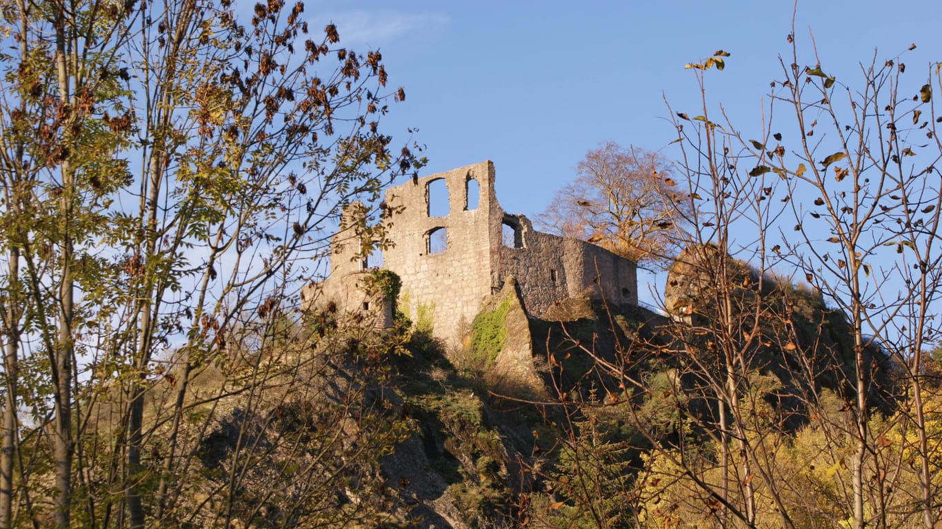 Burgruine: Die Burg Falkenstein liegt oberhalb der Ortschaft Falkenstein am Donnersberg in der Pfalz, Rheinland-Pfalz.