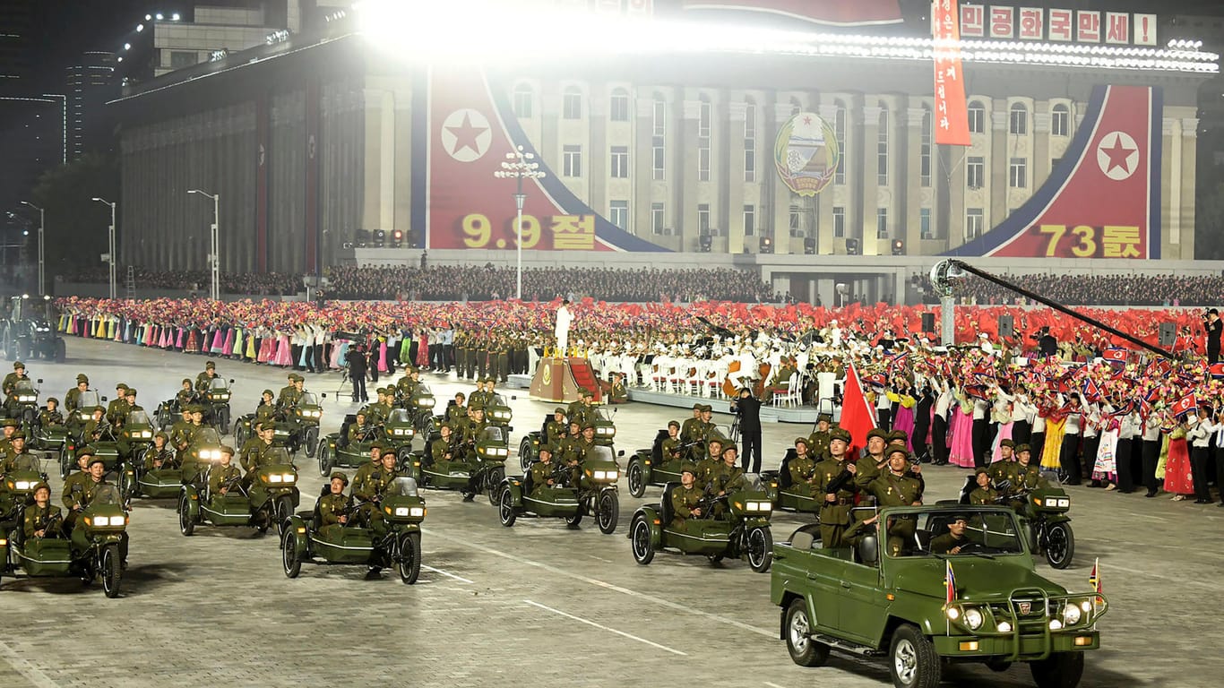 Nordkorea, Pyongyang: Nordkoreanische Soldaten paradieren auf Fahrzeugen während der Feierlichkeiten zum 73. Jahrestag der Gründung des Landes.