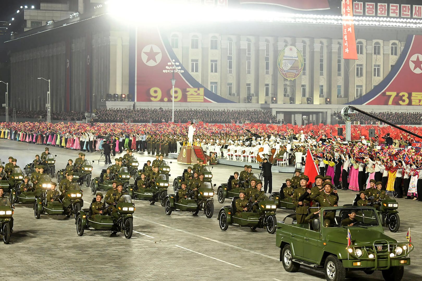 Nordkorea, Pyongyang: Nordkoreanische Soldaten paradieren auf Fahrzeugen während der Feierlichkeiten zum 73. Jahrestag der Gründung des Landes.