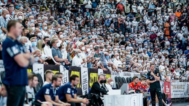 Handball vor 9000 Zuschauern Handball vor 9000 Zuschauern
