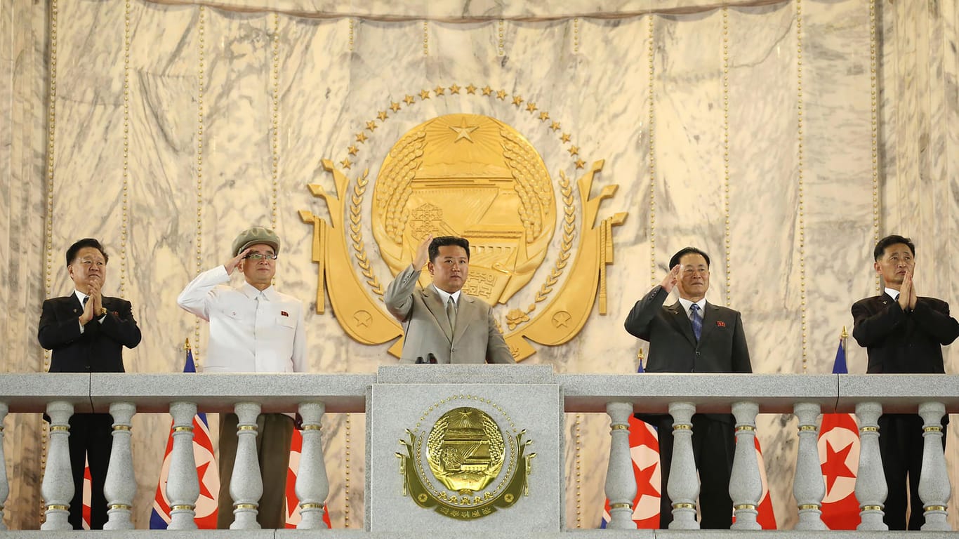 Kim Jong Un: Der Machthaber winkt von einem Balkon aus den versammelten Truppen und Zuschauern während der Feierlichkeiten zum 73. Jahrestag der Gründung des Landes auf dem Kim-Il-Sung-Platz zu.