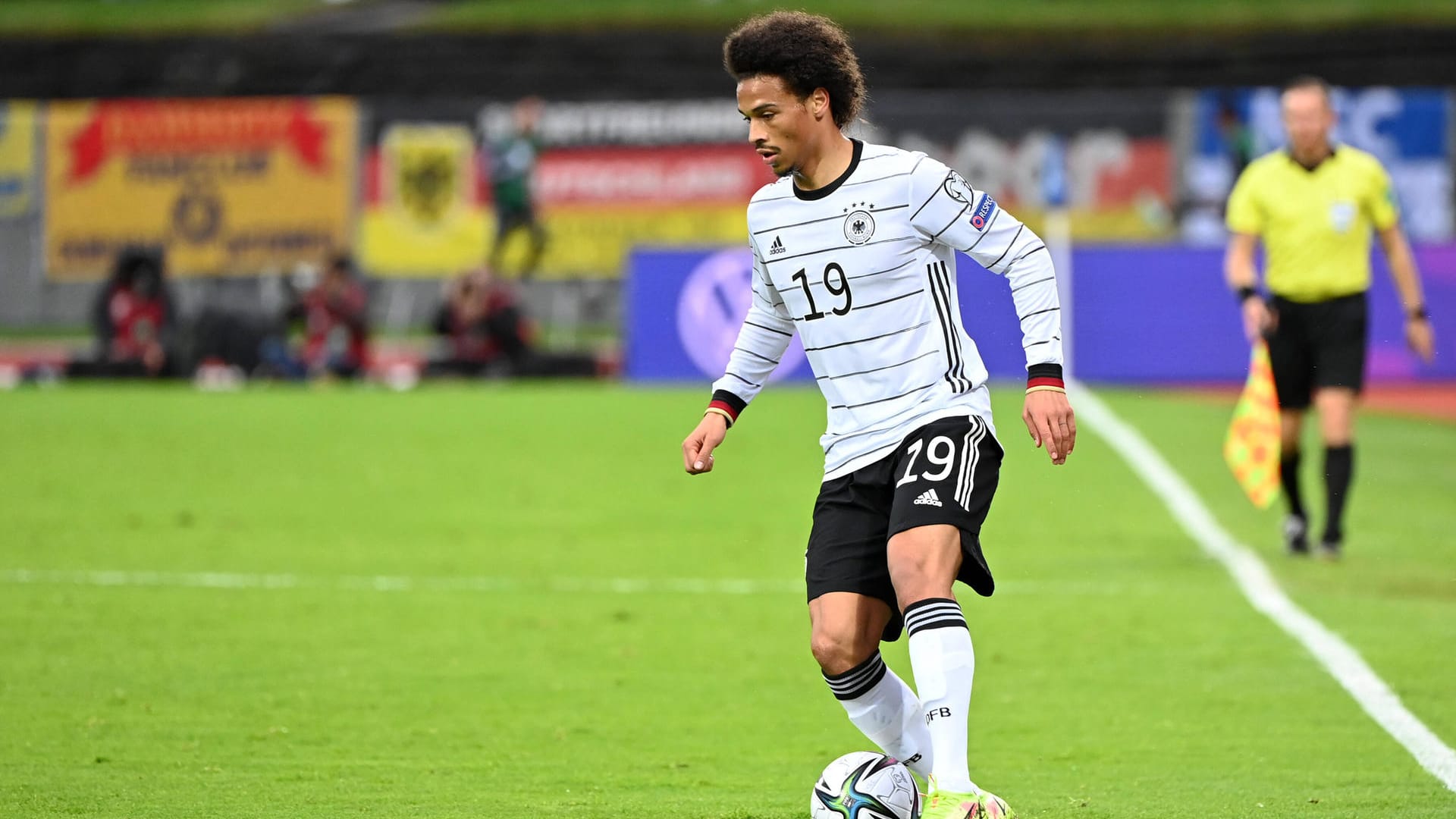 Leroy Sané mit dem Ball am Fuß auf der linken Außenbahn: In dieser Rolle feierte er auch bei Manchester City viele Erfolge.