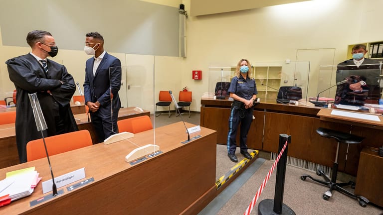 Der Fußballprofi und ehemalige Nationalspieler Jerome Boateng (2. v. l.) steht zu Beginn des Prozesses gegen ihn im Amtsgericht München mit seinem Anwalt Kai Walden (l.) zusammen. Rechts steht Amtsrichter Kai Dingerdissen.
