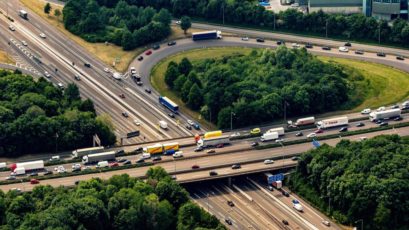 Stau am Autobahnkreuz 1 (Archivfoto): Dort hat es am Donnerstag einen schweren Unfall gegeben.