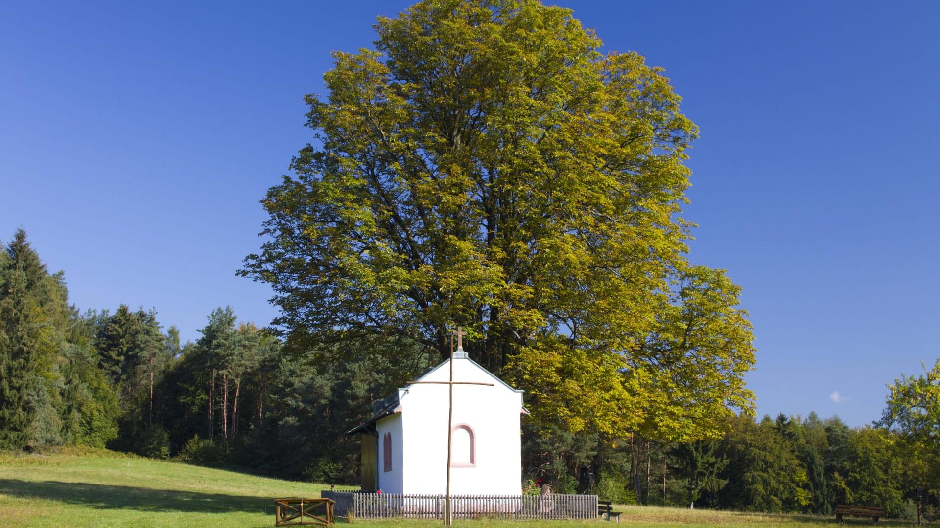 Spessart: Einige Wanderwege führen an der Kapelle Herrin der Berge im Heimbuchenthal vorbei.