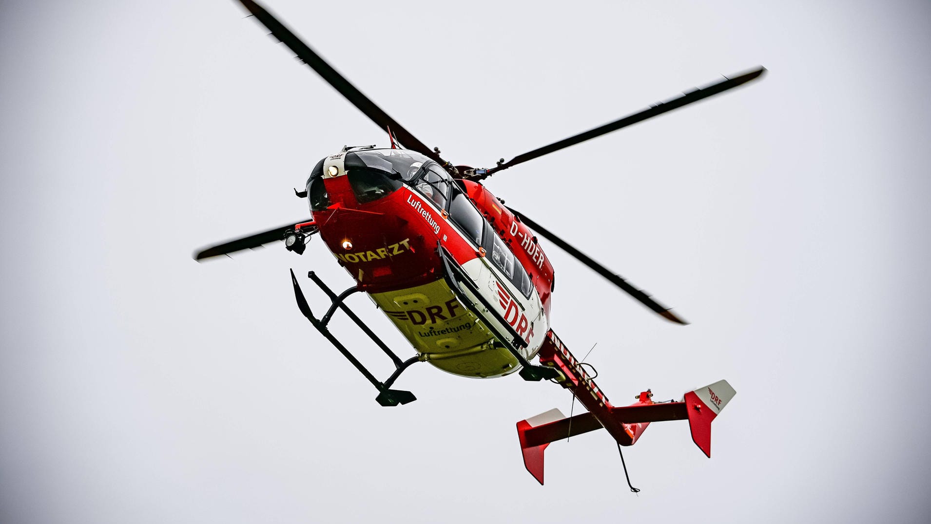 Rettungshubschrauber im Einsatz (Symbolfoto): Der Autofahrer traf die beiden Motorradfahrer so heftig, dass ihre Maschinen auf die Gegenfahrbahn geschleudert wurden. Rettungshubschrauber im Einsatz (Symbolfoto): Der Autofahrer traf die beiden Motorradfahrer so heftig, dass ihre Maschinen auf die Gegenfahrbahn geschleudert wurden.
