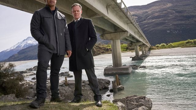 Ankunft Detective Ariki Davis (Dominic Ona-Ariki, l) mit seinem neuen Vorgesetzten Stephen Tremaine (Joel Tobeck) zum Todesfall an der berüchtigten Selbstmörder-Brücke One Lane Bridge in Queenstown (undatierte Filmszene).