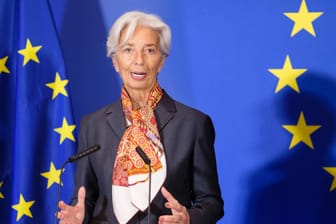 EZB-Chefin Christine Lagarde bei Feierlichkeiten der EU in Brüssel (Archivbild): In einer Pressekonferenz am Donnerstag äußerte sie sich zu den Krisenanleihe-Käufen der Europäischen Zentralbank.