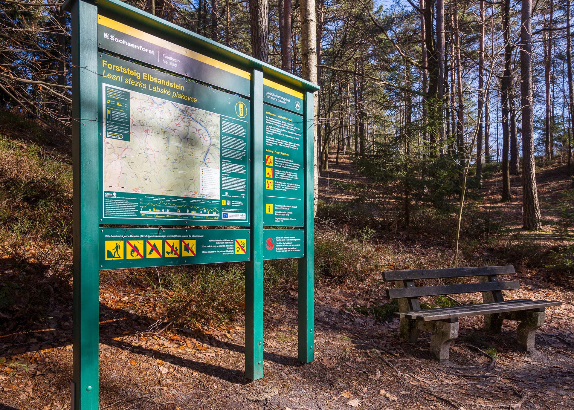 Forststeig: Die Wanderwege sind mit großen Wanderkarten zur Orientierung ausgestattet.