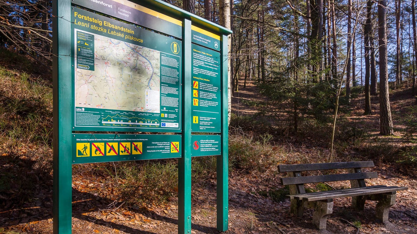 Forststeig: Die Wanderwege sind mit großen Wanderkarten zur Orientierung ausgestattet.