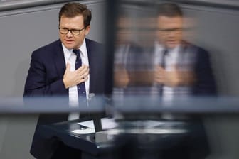 Carsten Schneider im Bundestag: Der SPD-Politiker kritisiert Paul Ziemiak scharf.