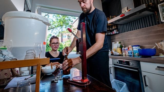 Das Ehepaar Wiebke und Andreas Melcher, Hobby-Bierbrauer, produziert in ihrer heimischen Küche Bier für einen Wettbewerb der am 11.