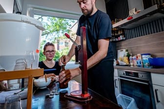 Das Ehepaar Wiebke und Andreas Melcher, Hobby-Bierbrauer, produziert in ihrer heimischen Küche Bier für einen Wettbewerb der am 11.
