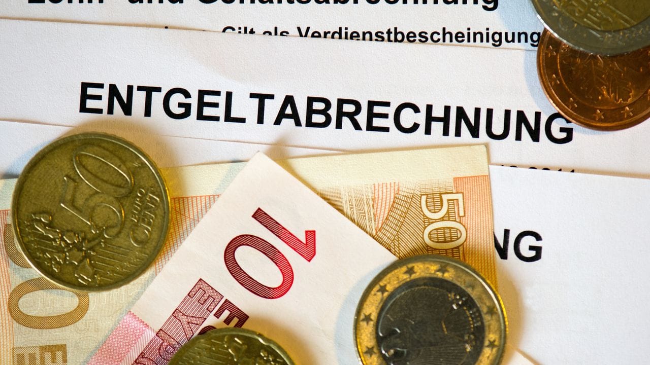 Mehr als die Hälfte der Deutschen hat Angst vor höheren Steuern oder Leistungskürzungen.