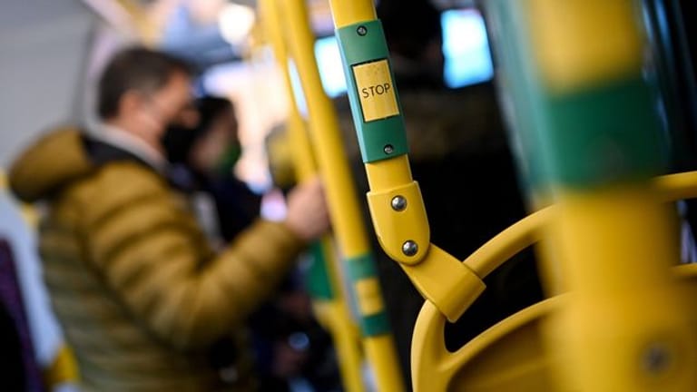 Fahrgäste stehen in einem Bus: In Bremen kam es zu einer rassistischen Attacke.