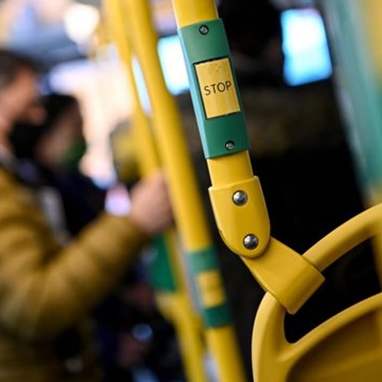 Fahrgäste stehen in einem Bus: In Bremen kam es erneut zu Auseinandersetzungen mit Busfahrern.