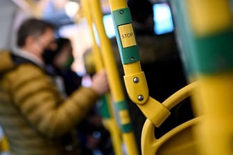 Fahrgäste stehen in einem Bus: In Bremen kam es zu einer rassistischen Attacke.