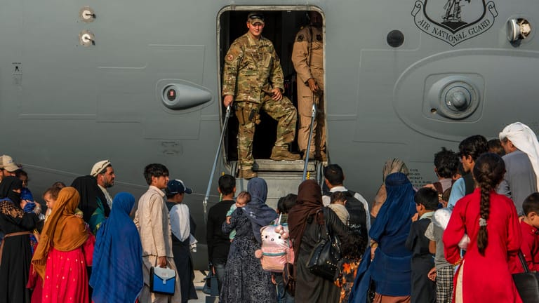 Afghanische Flüchtlinge steigen in ein Flugzeug auf der Militärbasis Al Udeid: Häufig haben sie kein Mitspracherecht über ihr Ziel.