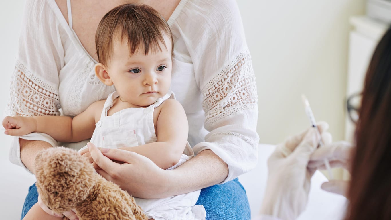 Baby vor einer Impfung: Empfohlen wird, sich bis zum vollendeten zweiten Lebensjahr vollständig gegen Masern impfen zu lassen.