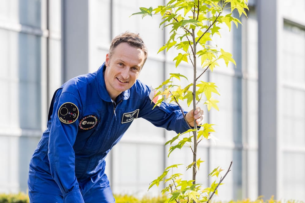 Matthias Maurer setzt einen Baum ein: Der gebürtige Saarländer wird der erste deutsche Astronaut sein, der an Bord einer SpaceX-Raumkapsel zur ISS fliegt.