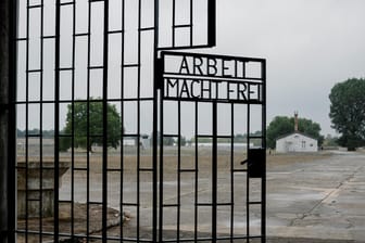 Das Eingangstor mit dem Schriftzug "Arbeit macht frei" im ehemaligen Konzentrationslager Sachsenhausen: Ein früherer Wachmann ist vor dem Landgericht Neuruppin wegen Beihilfe zum Mord angeklagt.