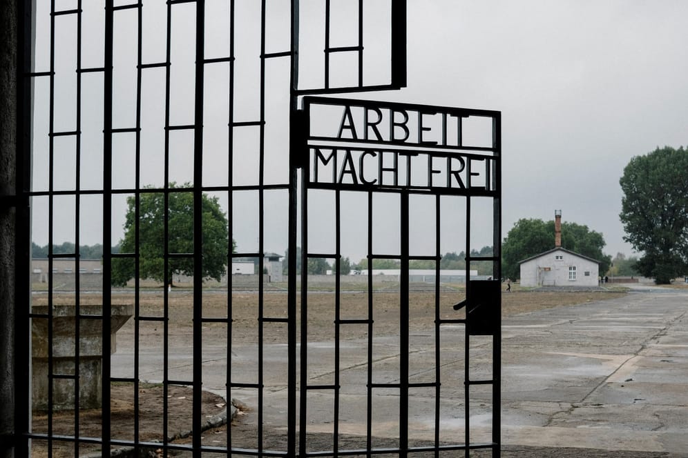 Das Eingangstor mit dem Schriftzug "Arbeit macht frei" im ehemaligen Konzentrationslager Sachsenhausen: Ein früherer Wachmann ist vor dem Landgericht Neuruppin wegen Beihilfe zum Mord angeklagt.
