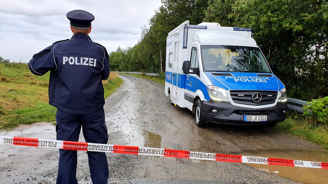 Fund von Leichenteilen in Gornau: Nach einem Bürgerhinweis hatten Polizisten am frühen Nachmittag Teile einer menschlichen Leiche an einem Feld nahe der B 174 gefunden.