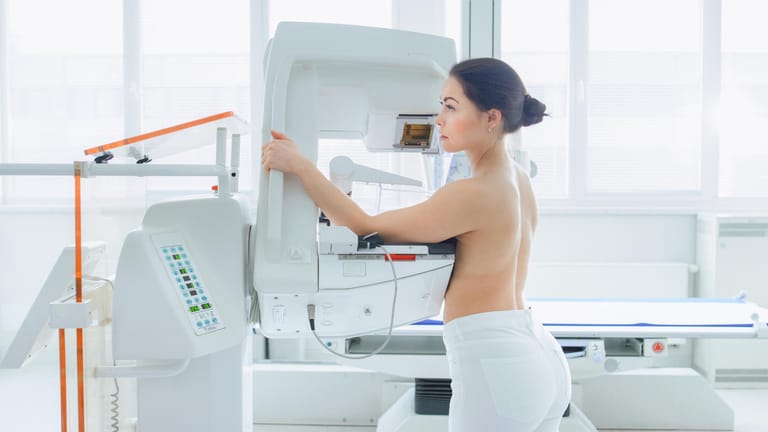 Frau bei der Mammographie: Mithilfe der Untersuchung lassen sich auch sehr kleine bösartige Veränderungen in der Brust aufspüren.